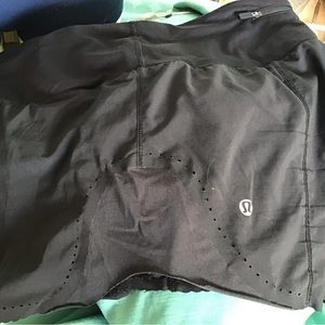 Lululemon black sz 6 athletic shorts